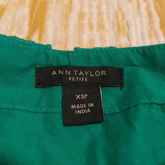 Vibrant, green, lined, eyelet blouse! - Picture 2 of 6